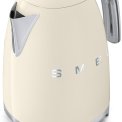 De Smeg KLF03CREU waterkoker creme is uitgerust met het retro design