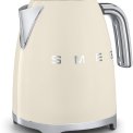 De Smeg KLF03CREU waterkoker creme heeft een rvs schenktuit