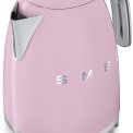 De Smeg KLF03PKEU waterkoker roze heeft een rvs schenktuit