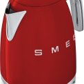 De Smeg KLF01RDEU waterkoker rood heeft een rvs schenktuit