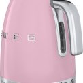 De Smeg KLF04PKEU waterkoker roze heeft een inhoudsindicator op de achterkant