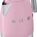 De Smeg KLF04PKEU waterkoker roze waterkoker is uitgevoerd in het roze retro jaren 50 design