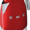 De Smeg KLF04RDEU waterkoker rood is uitgerust met het rode retro jaren 50 design