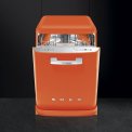 De Smeg LVFABOR is een oranje vaatwasser uitgevoerd in retro jaren'50 stijl