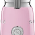 De Smeg MFF01PKEU melkopschuimer is door de roze kleur niet te missen in uw keuken