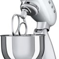 De Smeg SMF01SVEU keukenmachine zilver heeft een inhoud van 4,8 liter
