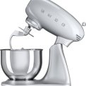 De Smeg SMF01SVEU keukenmachine zilver is voorzien van een veiligheidsslot bij opstaande mengkop