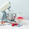 Met de Smeg SMF02CREU keukenmachine creme maakt u de heerlijkste taarten!