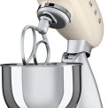 De mengkom van de Smeg SMF02CREU keukenmachine creme heeft een inhoud van 4,8 liter