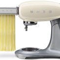 Met een apart te ebstellen accessoires kan de Smeg SMF02CREU ook gebruikt worden voor de bereiding van pasta