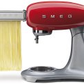 Met behulp van apart leverbare accessoires kan de Smeg SMF02RDEU ook voor de bereiding van verse pasta gebruikt worden.