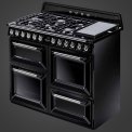 De Smeg TR4110NNLK beschikt over drie ovens en een opberglade.