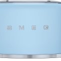 De Smeg TSF01PBEU broodrooster blauw is uitgevoerd in het jaren 50 retro design