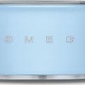 De Smeg TSF02PBEU broodrooster blauw is uitgevoerd in het blauwe retro jaren 50 design