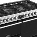 Dankzij de wokbrander in het midden van het Stoves Precision DX S1000DF EU SS rvs fornuis kunt u koken op hoog vermogen