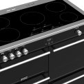 De Stoves Precision DX S1000 Ei BK zwart inductie fornuis heeft een kookplaat met een 3,7 kW powerboost
