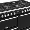 Dankzij de wokbrander op het Stoves Precision DX S1100DF EU BK fornuis kunt u koken op hoog vermogen