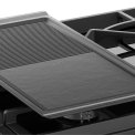 De grillplaat en duidelijk zichtbaar de GTG kookplaat op het Stoves Precision DX S900DF GTG EU BK zwart fornuis