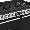 De wokbrander van het Stoves Precision DX S900DF GTG EU SS rvs fornuis heeft een vermogen van 4,0 kW