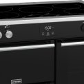 De bediening van de Stoves Precision DX S900Ei BK zwart inductie fornuis bevindt zich op de kookplaat