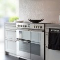 Het Stoves Sterling S900 DF rvs fornuis ingebouwd in een keuken