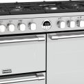 Het Stoves Sterling S1100 DF rvs fornuis is voorzien van spiegelende ovenruiten