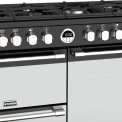 De bediening van zowel de kookplaat als de ovens bevindt zich bovenop het Stoves Sterling S1100 DF Deluxe zwart fornuis