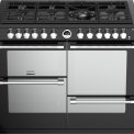 Het Stoves Sterling S1100 DF Deluxe zwart fornuis heeft spiegelende ovenruiten