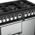 De pandragers op het Stoves STERLING S900 DF DELXUE ZWART fornuis zijn van stevig gietijzer