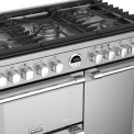 De wokbrander van wel 4,0 kW bevindt zich in het midden van het Stoves Sterling S900 DF rvs fornuis