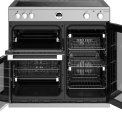 Het Stoves Sterling S900 EI Deluxe rvs inductie fornuis heeft drie ovens die te splitsen zijn