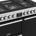 De wokbrander in het midden op het Stoves Precision DX S900DF EU SS rvs fornuis heeft een vermogen van 4,0 kW