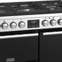 Met de klok van het Stoves Precision DX S900DF EU SS rvs fornuis is de oven uitgebreid in te stellen