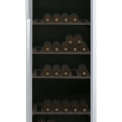 De Bauknecht WLE1015 heeft een maximale inhoud van 101 flessen wijn en beschikt over houten leggers