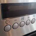 De Zanussi ZNF44X combi-oven is uitgevoerd met digitale programmeerklok