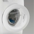 De Zanussi ZWF81663W wasmachine beschikt over een ruime vulopening voor het eenvoudig in- en uitladen