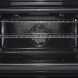Foto van de binnenzijde van de oven met achterin de VPNR946OWG de ventilator voor de hetelucht circulatie.