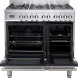 De opbergruimte onder de ovens biedt plaats voor de roosters en bakplaten welke niet gebruikt worden.