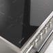 Close-up van de inductiekookplaat van het ILVE/SS fornuis met 5 inductiezones, draaiknoppen en digitale timerfunctie