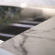 Dankzij het wide glass en de fraaie oplossing met de zijstrip welke eenvoudig eraf gehaald kan worden kan het fornuis super strak met het keukenblad geintegreerd worden.