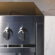 Het rosetvrijstaal op deze Steel mistral in combinatie met de zwarte inductie kookplaat geeft het fornuis en fraai design.