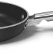 De Smeg FPF2402BLM koekenpan is volledig PFAS vrij en beschikt over een vernieuwde panbodem
