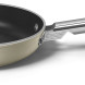 De FPF2402CRM heeft een vernieuwde panbodem en is volledig PFAS vrij
