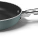 Fraai is de kleur Emerald Green met de chromen details in deze smeg koekenpan