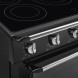 Zwart glanzend gelakt materiaal van SMEG TR90IMBL fornuis met roestvrijstalen knoppen