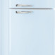 De Smeg FAB50RPB5 koelkast blauw heeft kenmerkende afgeronde hoeken en chromen details