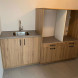 De Wasmachinekast TWO PAIR uitgebreid als maatwerk oplossing met een keukenkast met spoelbak
