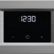 AEG OU5AB20CM bedieningspaneel close-up met RVS afwerking, twee knoppen en centraal touchdisplay met klok