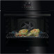 AEG OU5AB40PK compacte oven vooraanzicht met geopende deur en voedsel op rooster