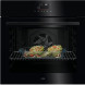 AEG OU5AB40PK compacte oven vooraanzicht met geopende deur en voedsel op rooster